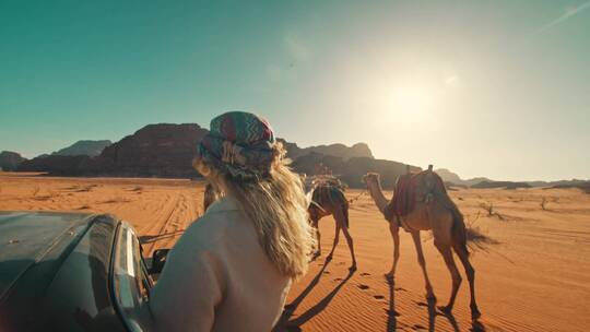 沙漠中骑骆驼的人视频素材模板下载