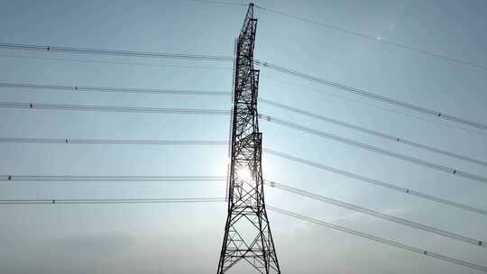 阳光下电塔电线高压电传输高压电塔国家电网