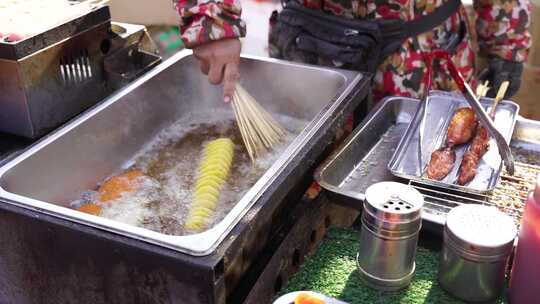 街头小吃摊油炸食物