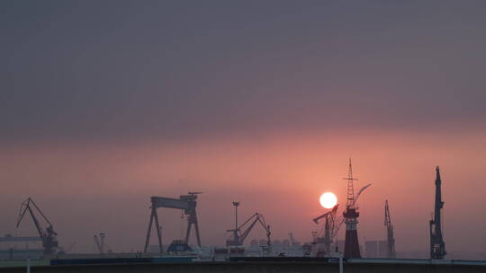 龙门架日落造船夕阳产业视频素材模板下载