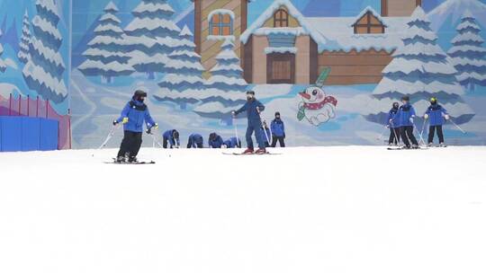 重庆融创文旅城雪世界室内滑雪镜头视频素材模板下载