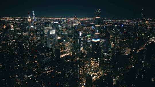 纽约市42街和5大道夜景的高角度鸟瞰图