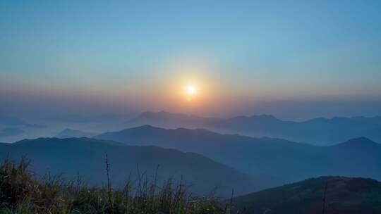 香港大帽山日出朝阳与山脉云雾延时风光