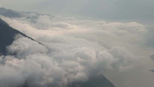 震撼山峰缭绕的云海卷动特写延时