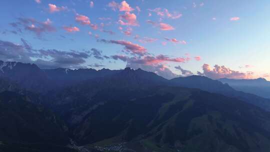 新疆鹿角湾日照金山