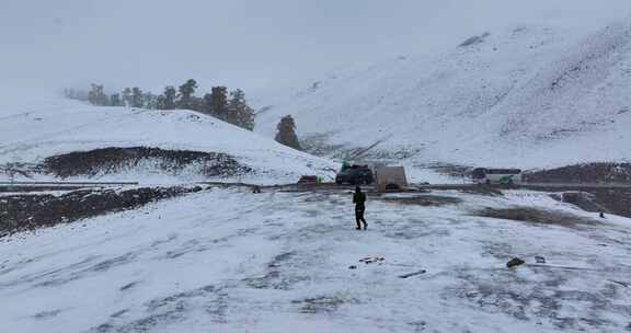 【正版4K素材】航拍新疆喀纳斯下雪奔跑
