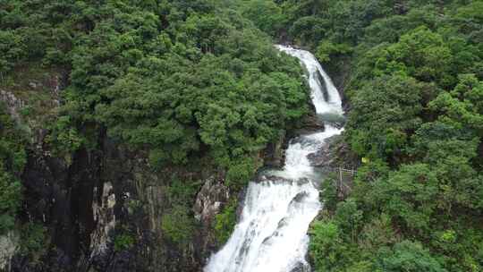 广东“东莞第一瀑”黄茅田瀑布雨后水量充沛