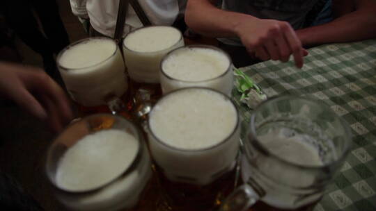 德国慕尼黑啤酒节 外国人喝啤酒竖大拇哥视频素材模板下载