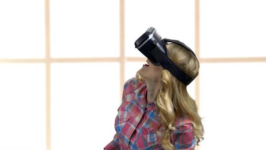 体验虚拟现实眼镜的女人