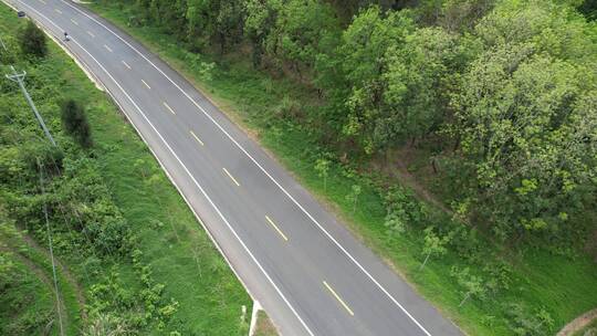 山峦树林间行车摩托车