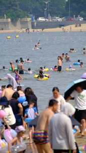 度假夏季暑假海水浴场消暑的游客