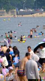 度假夏季暑假海水浴场消暑的游客高清在线视频素材下载