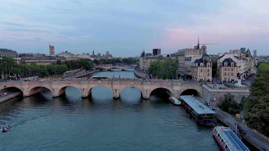 城市航拍巴黎塞纳河畔游艇桥汽车古典建筑