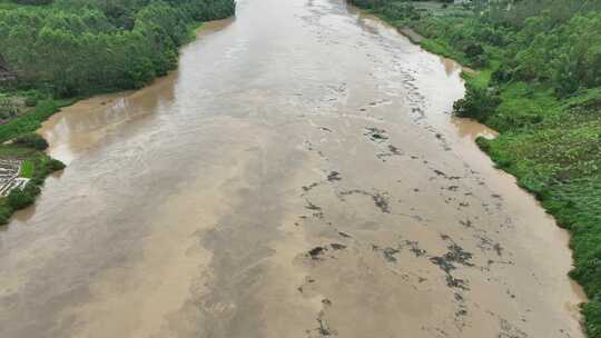 暴雨过后的乡村河流浑浊河水黄色水流航拍河