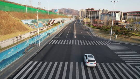 航拍清晨中威海统一南路