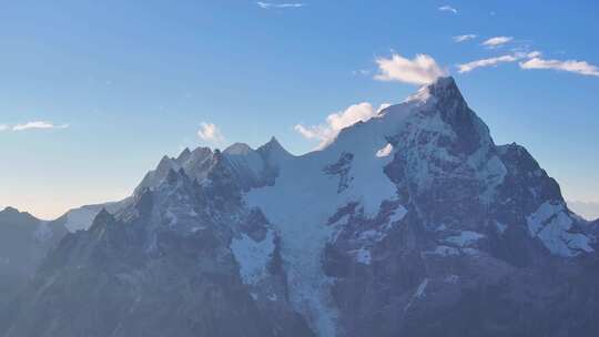 航拍四川甘孜贡嘎山卫峰爱德嘉峰雪山风光