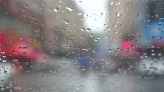 下雨天车窗外街景雨天道路交通车流窗户风景视频素材模板下载