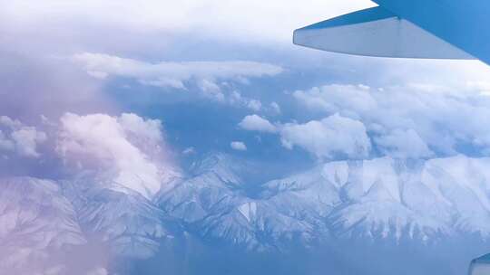 飞机空中飞行穿越云海