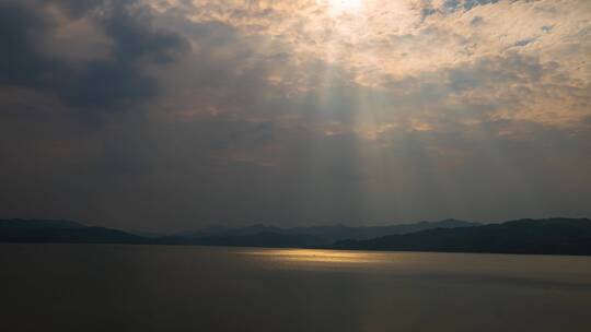 阳光光束云层湖光波色延时摄影