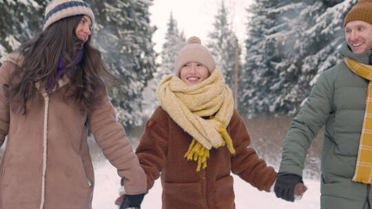 冬季雪林中散步的一家人
