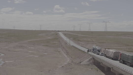 青海省可可西里青藏公路交通管制堵车航拍03视频素材模板下载