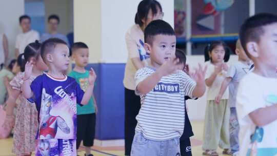 幼儿园小朋友运动做操跳舞
