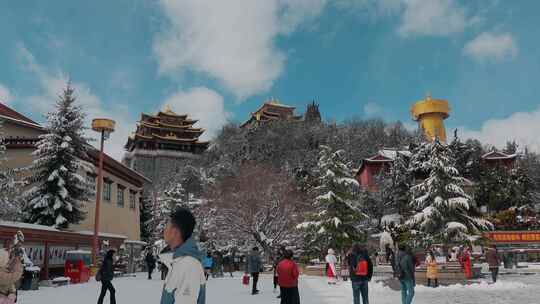 云南景点香格里拉冬季雪景寺庙金色转经筒