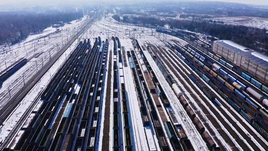 货运列车、无人机、铁路货车、雪