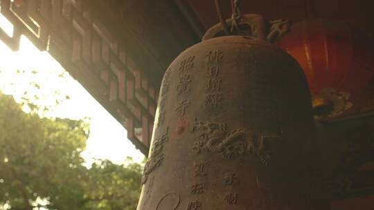 成都昭觉寺寺庙古钟阳光逆光氛围