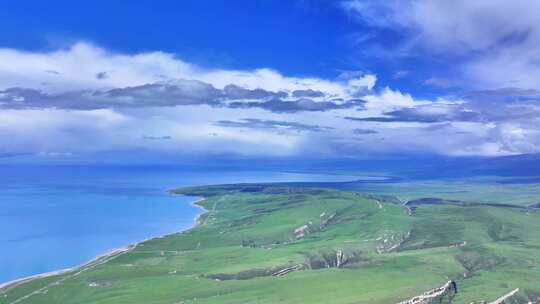 航拍青海湖蓝天白云