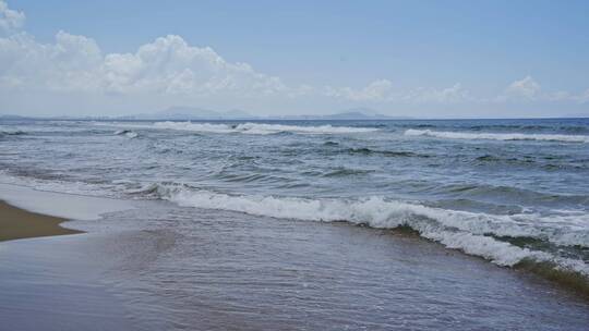 海洋沙滩上后浪推前浪
