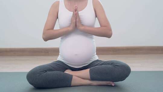 孕妇妈妈做瑜伽