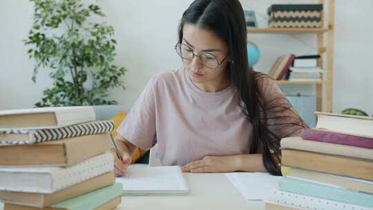 女人，作家，自由职业者，内政部