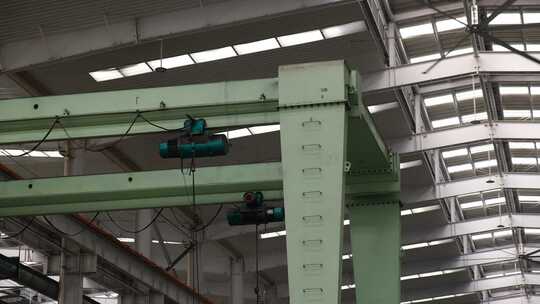 工厂厂房车间里的行吊单梁双梁视频素材模板下载