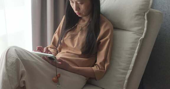女性沙发上使用手机日常