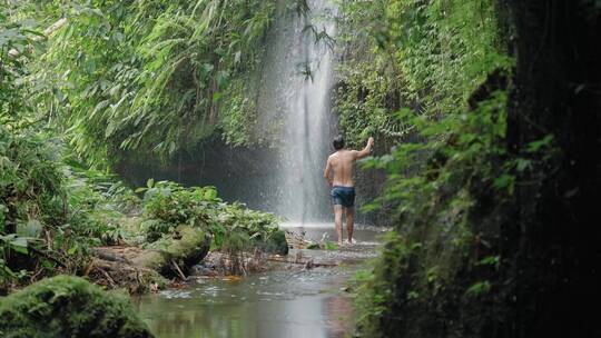 男子在水中行走