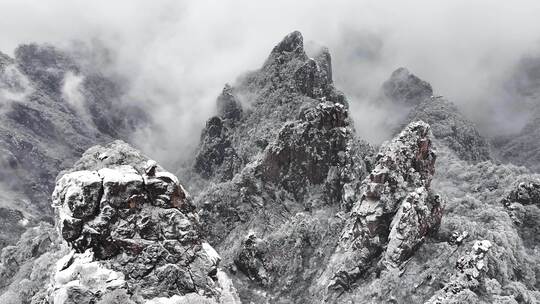 云雾缭绕的雪山景色 安徽黄山 怪石