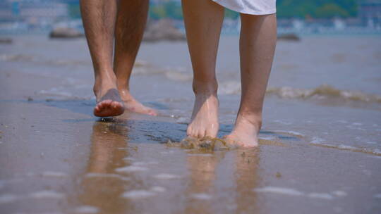 情侣漫步在沙滩2视频素材模板下载