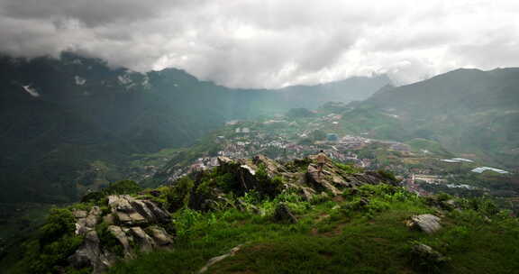 在瞭望点龙颚山顶上的人，享有萨帕的全景