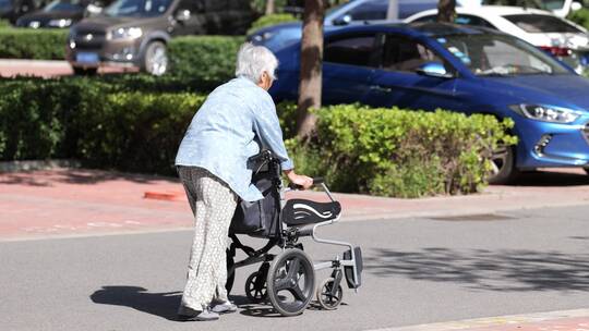 行动不便推着轮椅的老人