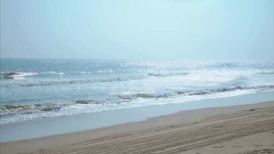 【4K】阳光沙滩翻滚的海浪特写