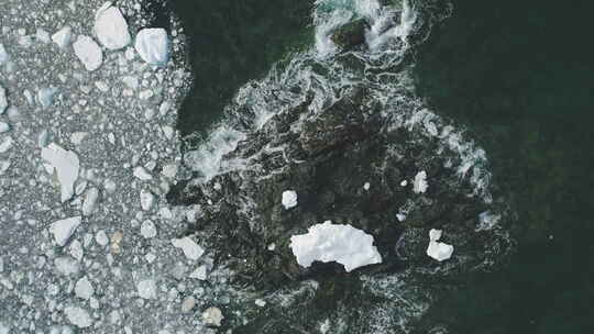 冰雪岩冰川中的海浪俯视图