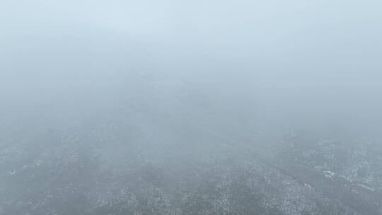 雪后云雾缭绕中的山景