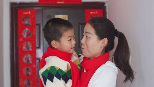 亚洲中国人母子家门口拜年新年快乐