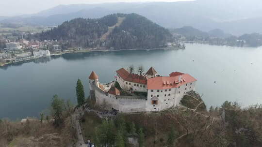 空中镜头布莱德城堡的观点，背景是布莱德湖。斯洛文尼亚
