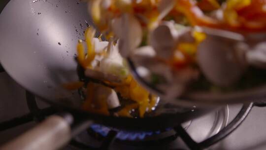 蔬菜切片的慢动作剪辑被倒入准备油炸的炒锅