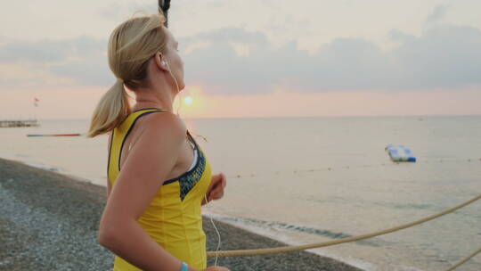 穿着运动服的年轻女孩在码头上晨跑视频素材模板下载