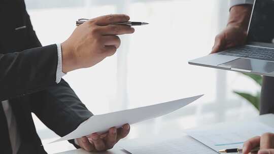 商务精英人士们正在激烈的讨论方案