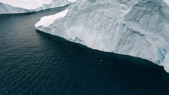 航拍视角，冰川融化，大冰块