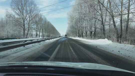 北方冬季高速路结冰湿滑